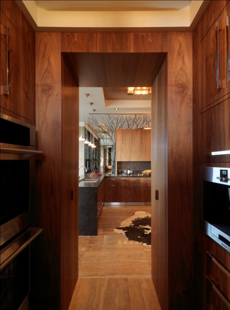 Urige Küche mit flächenbündigen Schrankfronten und hellbraunen Holzschränken in Burlington