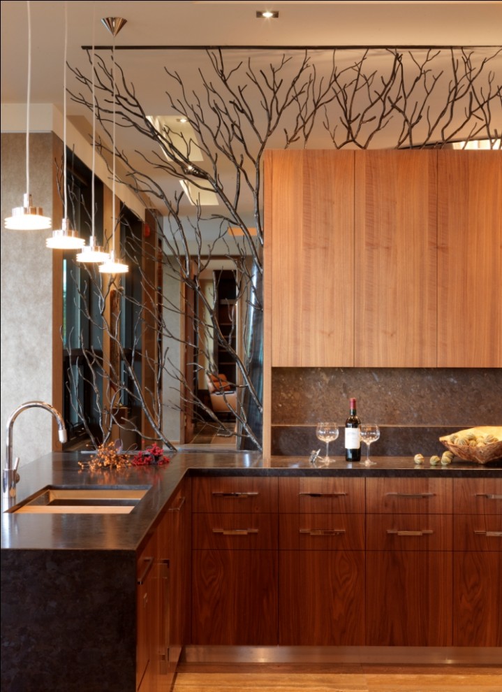 Moderne Küche mit flächenbündigen Schrankfronten und dunklen Holzschränken in Burlington