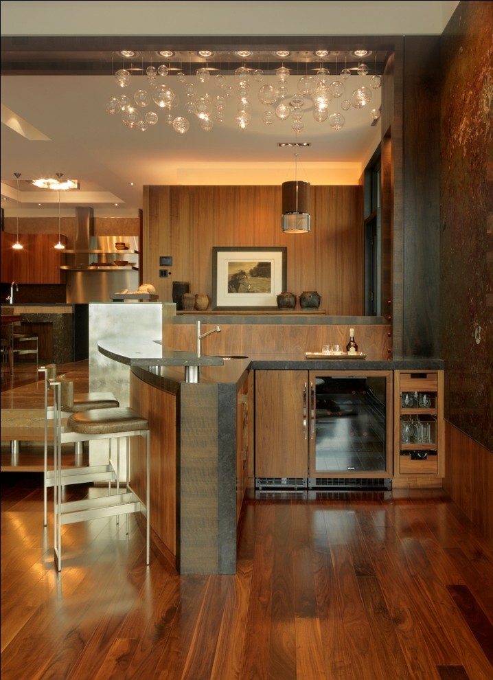 Idée de décoration pour une cuisine chalet en bois brun avec un placard à porte plane.