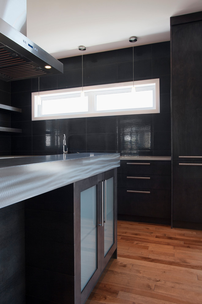 Example of a trendy kitchen design in Montreal