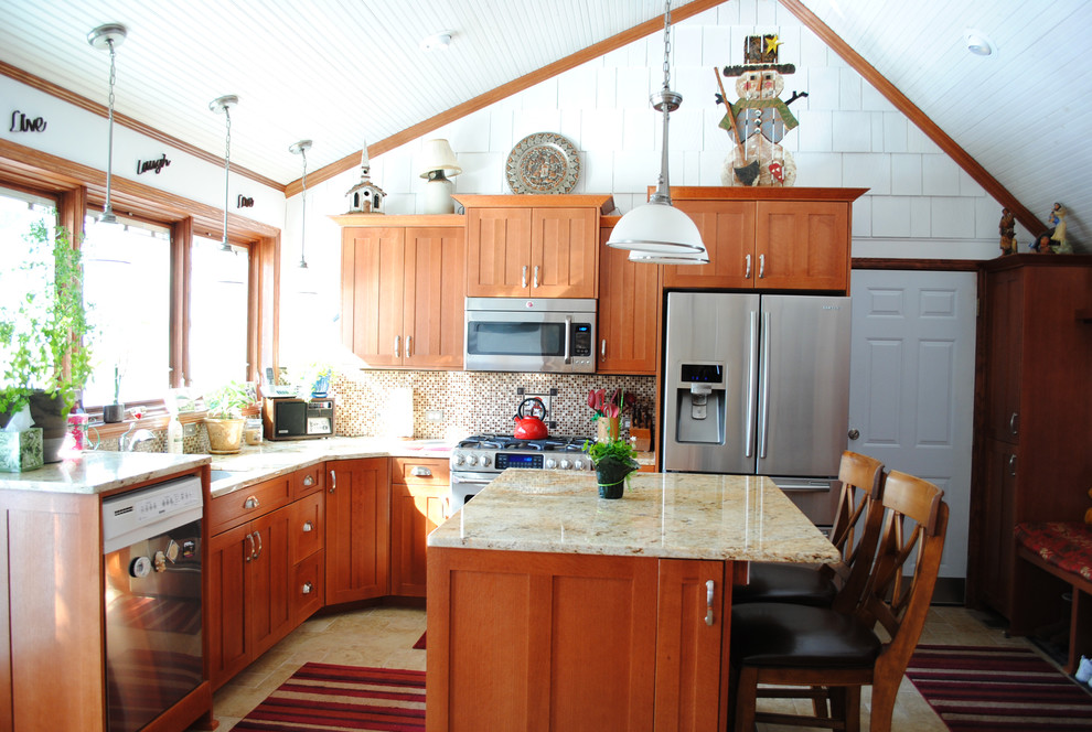 Immagine di un cucina con isola centrale stile americano chiuso con ante lisce, ante rosse e elettrodomestici in acciaio inossidabile