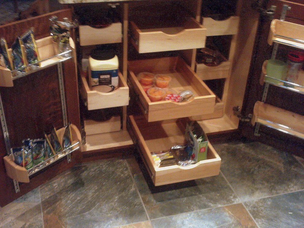 Immagine di una cucina american style di medie dimensioni con lavello sottopiano, ante lisce, ante in legno scuro, top in granito e pavimento con piastrelle in ceramica