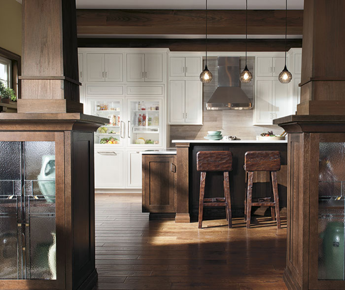 Idéer för att renovera ett avskilt, stort vintage l-kök, med en undermonterad diskho, luckor med profilerade fronter, vita skåp, bänkskiva i koppar, grått stänkskydd, stänkskydd i sten, rostfria vitvaror, mellanmörkt trägolv, en köksö och brunt golv