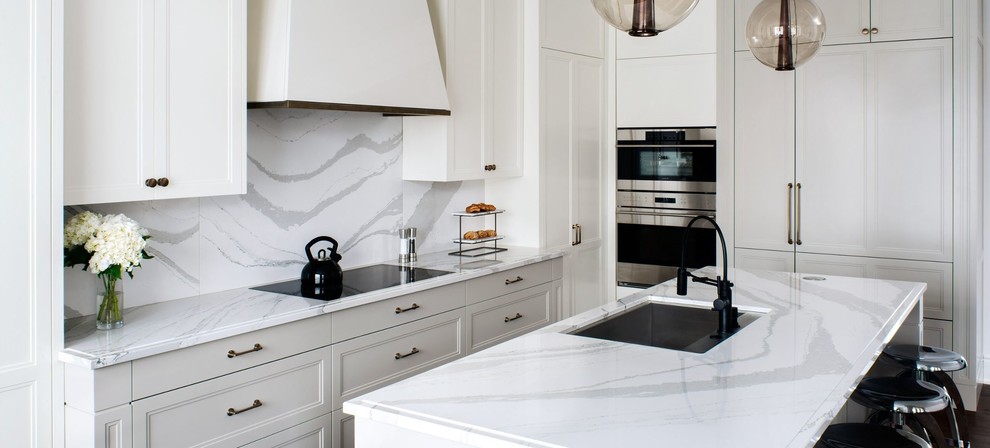 Immagine di una cucina contemporanea di medie dimensioni con ante in stile shaker, ante bianche, top in quarzo composito, paraspruzzi bianco, paraspruzzi in lastra di pietra e top bianco