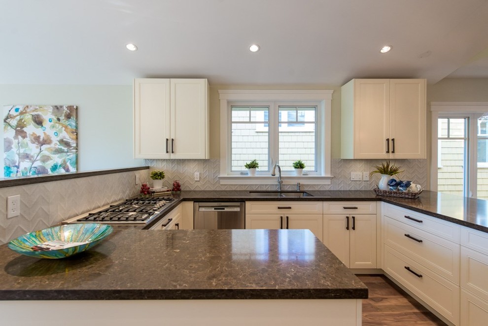 Modern inredning av ett stort kök, med en undermonterad diskho, skåp i shakerstil, vita skåp, bänkskiva i kvarts, vitt stänkskydd, stänkskydd i keramik, rostfria vitvaror, mellanmörkt trägolv och en halv köksö