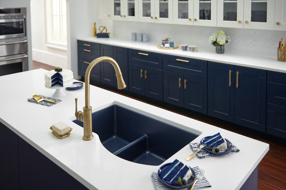 Ispirazione per una cucina con lavello a doppia vasca, ante blu e top bianco