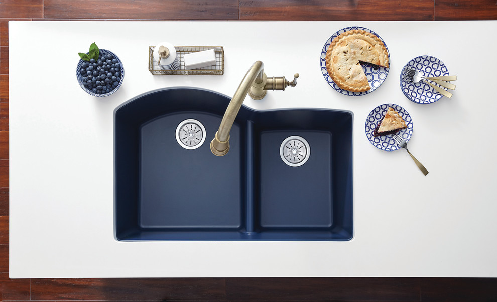 Esempio di una cucina con lavello a doppia vasca, ante blu e top bianco