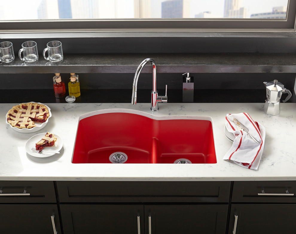 Immagine di una cucina contemporanea con lavello a doppia vasca