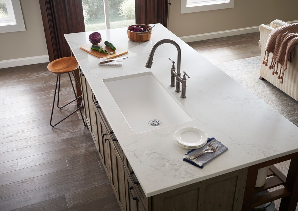 Cette image montre une cuisine avec un évier 1 bac et un plan de travail blanc.
