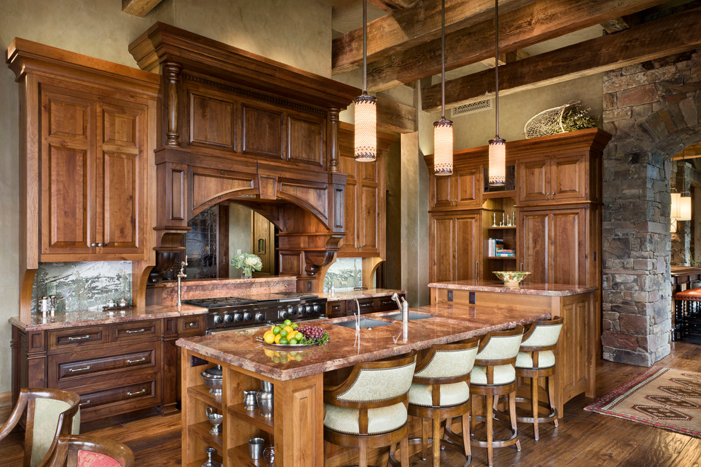 Ejemplo de cocina rústica con fregadero de doble seno, armarios con paneles con relieve y puertas de armario de madera en tonos medios