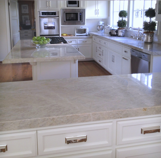 Quartzite Slabs Klassisch Küche Los Angeles von TriStone & Tile