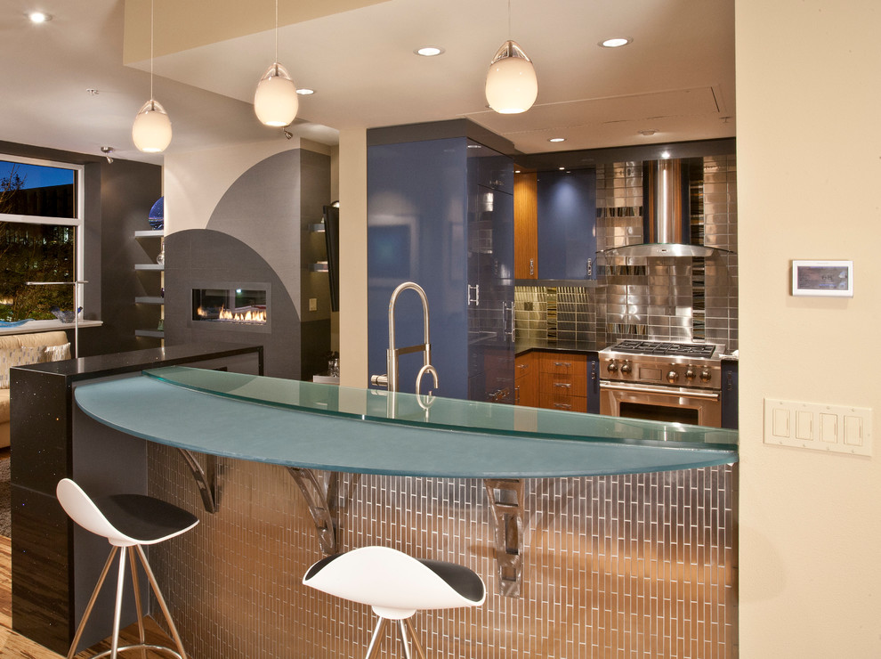 Idéer för ett litet modernt kök, med en enkel diskho, släta luckor, blå skåp, bänkskiva i kvarts, stänkskydd med metallisk yta, stänkskydd i metallkakel, rostfria vitvaror, bambugolv och en halv köksö