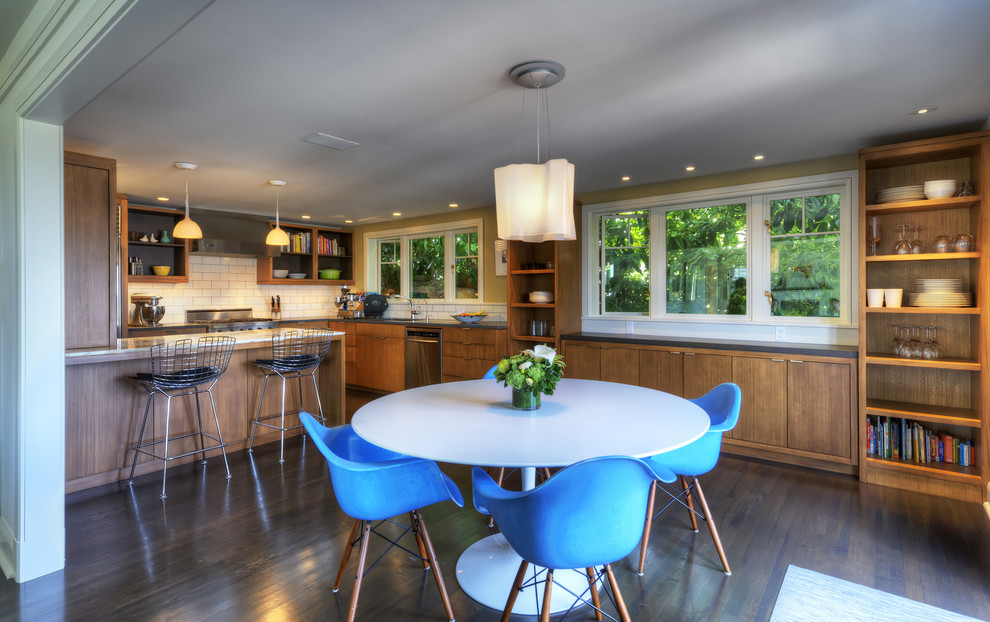 Пример оригинального дизайна: кухня в стиле ретро с обеденным столом, плоскими фасадами, фасадами цвета дерева среднего тона, белым фартуком и фартуком из плитки кабанчик