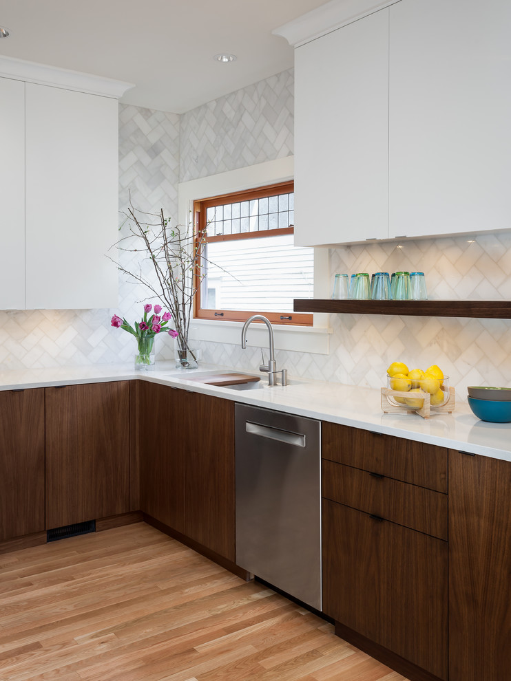Mid-sized 1960s l-shaped medium tone wood floor eat-in kitchen photo in Seattle with an undermount sink, flat-panel cabinets, medium tone wood cabinets, quartz countertops, white backsplash, stone tile backsplash, stainless steel appliances and a peninsula