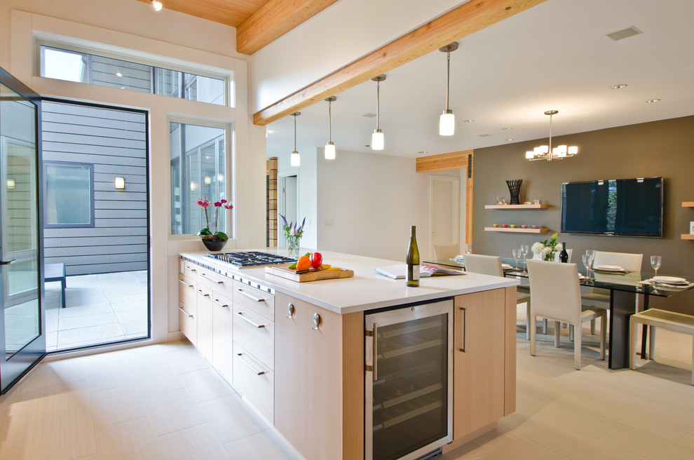 Zweizeilige Moderne Wohnküche mit flächenbündigen Schrankfronten, hellen Holzschränken, Unterbauwaschbecken und Küchengeräten aus Edelstahl in Seattle