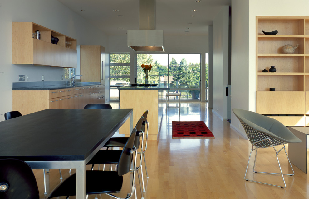シアトルにあるコンテンポラリースタイルのおしゃれなキッチン (フラットパネル扉のキャビネット、淡色木目調キャビネット) の写真
