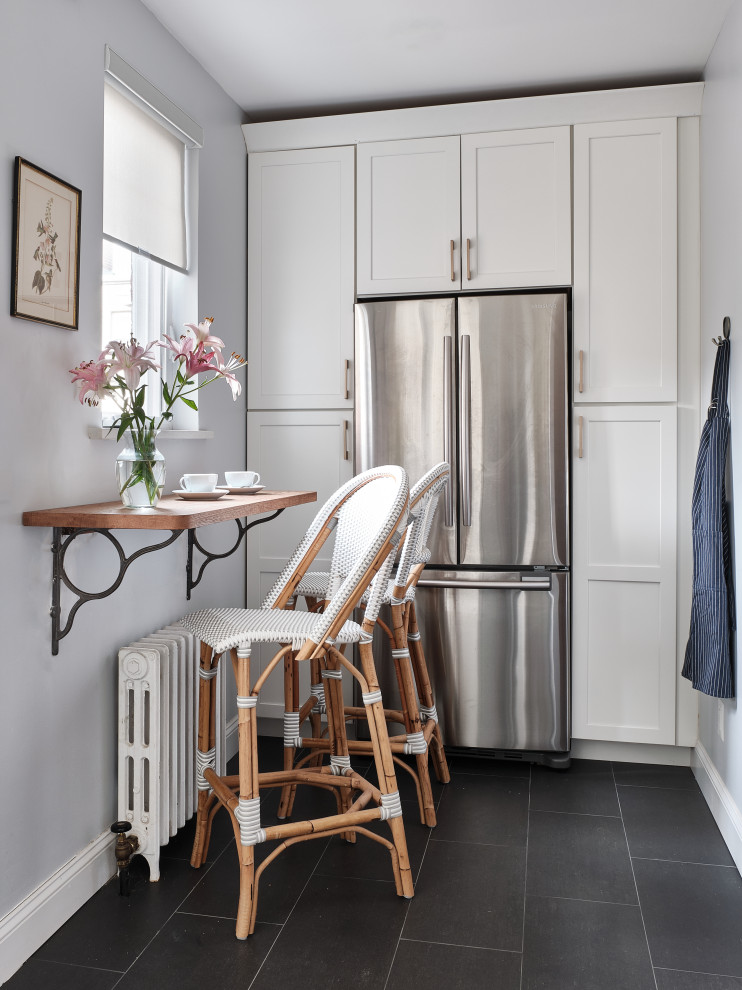 Bild på ett litet funkis vit vitt kök, med en undermonterad diskho, skåp i shakerstil, vita skåp, bänkskiva i kvartsit, vitt stänkskydd, stänkskydd i tunnelbanekakel, rostfria vitvaror, klinkergolv i porslin och grått golv