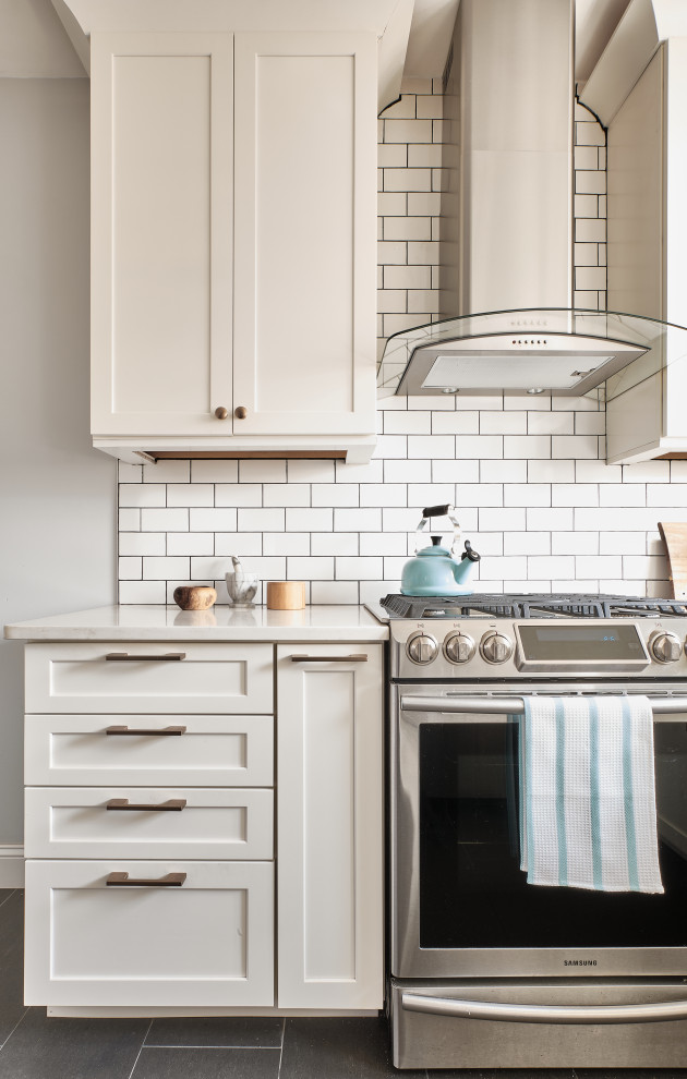 Exempel på ett litet modernt vit vitt kök, med en undermonterad diskho, skåp i shakerstil, vita skåp, bänkskiva i kvartsit, vitt stänkskydd, stänkskydd i tunnelbanekakel, rostfria vitvaror, klinkergolv i porslin och grått golv