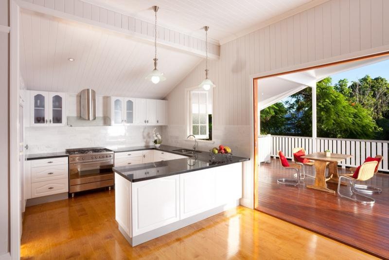 Offene, Mittelgroße Landhausstil Küche in U-Form mit Doppelwaschbecken, weißen Schränken, Granit-Arbeitsplatte, Küchenrückwand in Weiß und braunem Holzboden in Brisbane