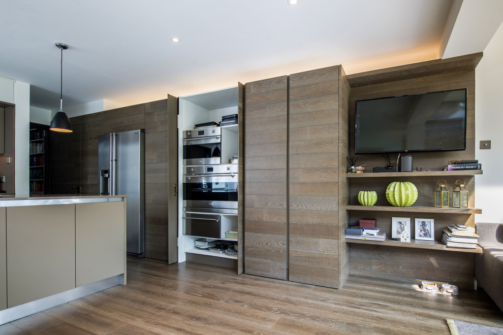 Diseño de cocina moderna con armarios con paneles lisos, puertas de armario marrones y una isla