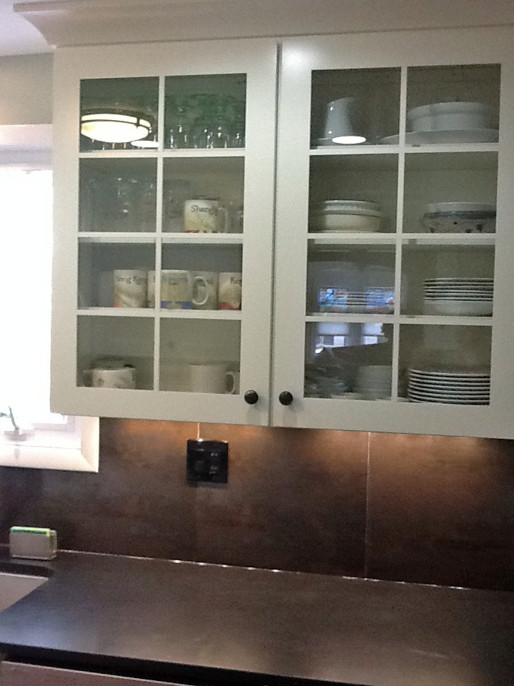 Свежая идея для дизайна: кухня в классическом стиле с стеклянными фасадами, белыми фасадами, обеденным столом, столешницей из кварцевого агломерата, коричневым фартуком и фартуком из керамогранитной плитки без острова - отличное фото интерьера