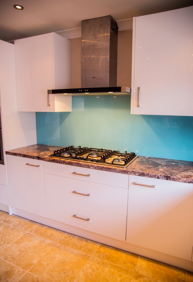 Küche mit Küchenrückwand in Blau und Glasrückwand in Hertfordshire