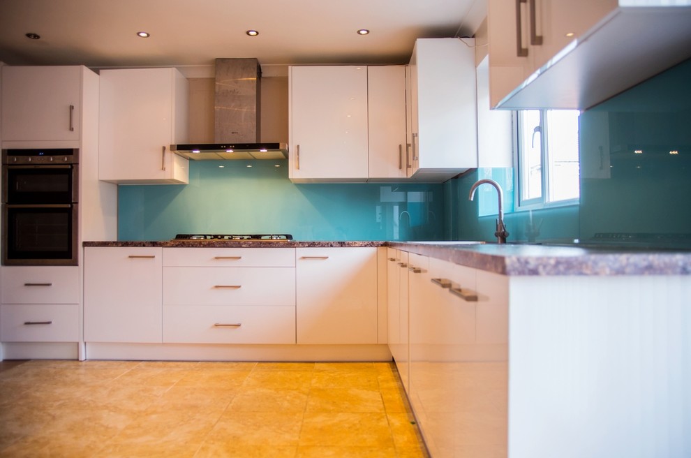 Küche mit Küchenrückwand in Blau und Glasrückwand in Hertfordshire