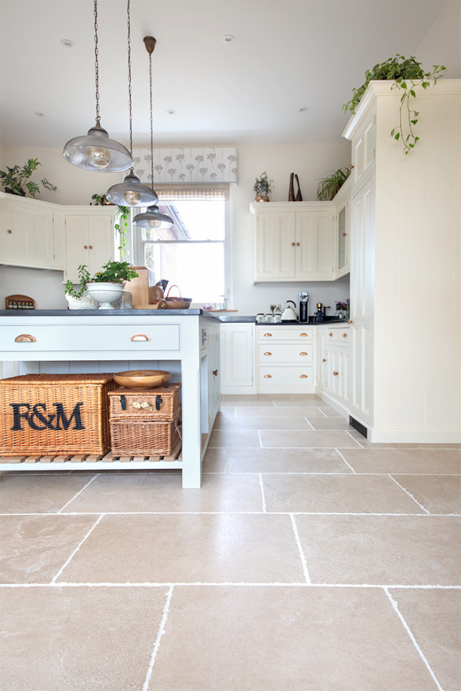 Idee per una cucina country di medie dimensioni con pavimento in pietra calcarea e pavimento beige
