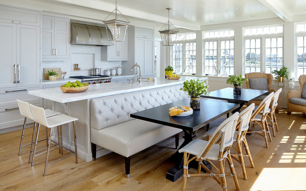 Exempel på ett stort klassiskt vit vitt kök, med en rustik diskho, skåp i shakerstil, vita skåp, bänkskiva i kvarts, vitt stänkskydd, stänkskydd i keramik, rostfria vitvaror, ljust trägolv, en köksö och brunt golv