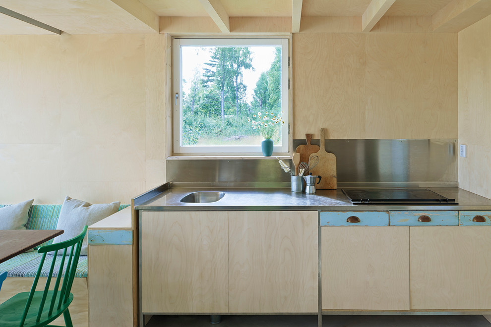 Idéer för små skandinaviska linjära kök och matrum, med släta luckor, skåp i ljust trä, bänkskiva i rostfritt stål, stänkskydd med metallisk yta, en nedsänkt diskho och ljust trägolv