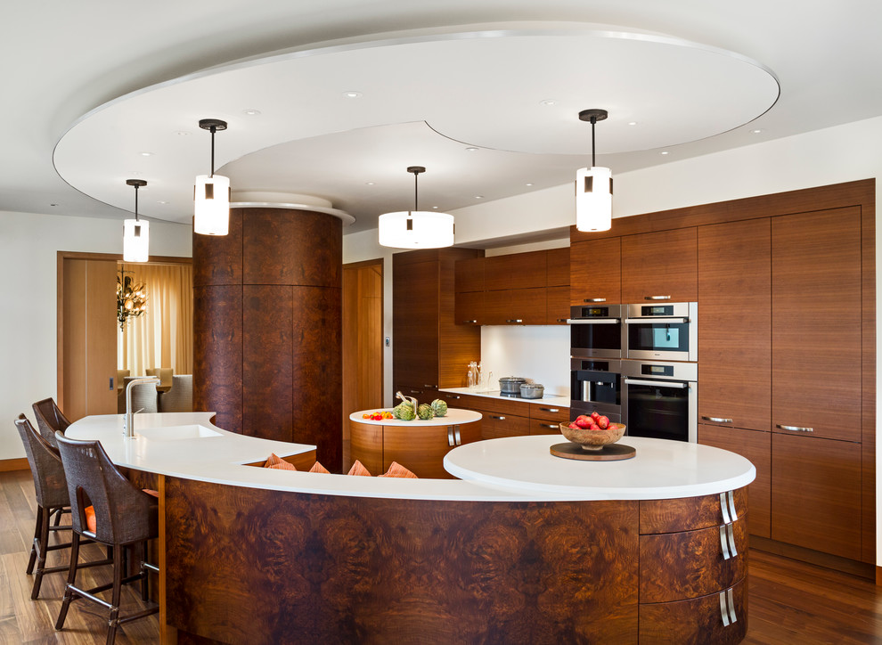 Diseño de cocina actual con armarios con paneles lisos y puertas de armario de madera en tonos medios