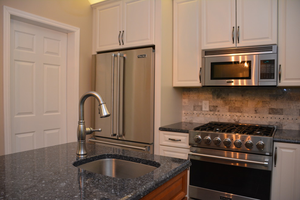 Mid-sized transitional l-shaped gray floor eat-in kitchen photo in Baltimore with an undermount sink, recessed-panel cabinets, white cabinets, quartz countertops, gray backsplash, ceramic backsplash, stainless steel appliances and an island