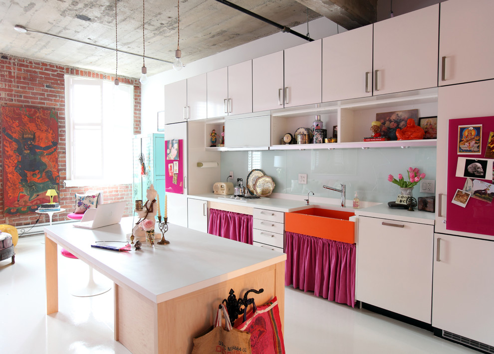 バンクーバーにあるエクレクティックスタイルのおしゃれなキッチン (エプロンフロントシンク、フラットパネル扉のキャビネット、白いキャビネット、白いキッチンパネル、ガラス板のキッチンパネル、パネルと同色の調理設備) の写真