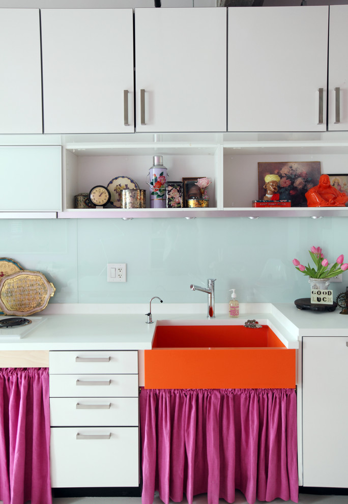 バンクーバーにあるエクレクティックスタイルのおしゃれなキッチン (エプロンフロントシンク、フラットパネル扉のキャビネット、白いキャビネット、青いキッチンパネル、ガラス板のキッチンパネル) の写真