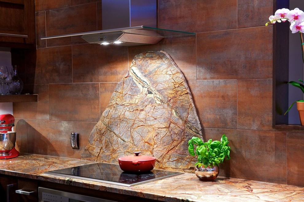 Exempel på ett mellanstort modernt kök, med släta luckor, bänkskiva i kvartsit, orange stänkskydd, stänkskydd i metallkakel, rostfria vitvaror, mörkt trägolv, en halv köksö, en dubbel diskho och lila skåp