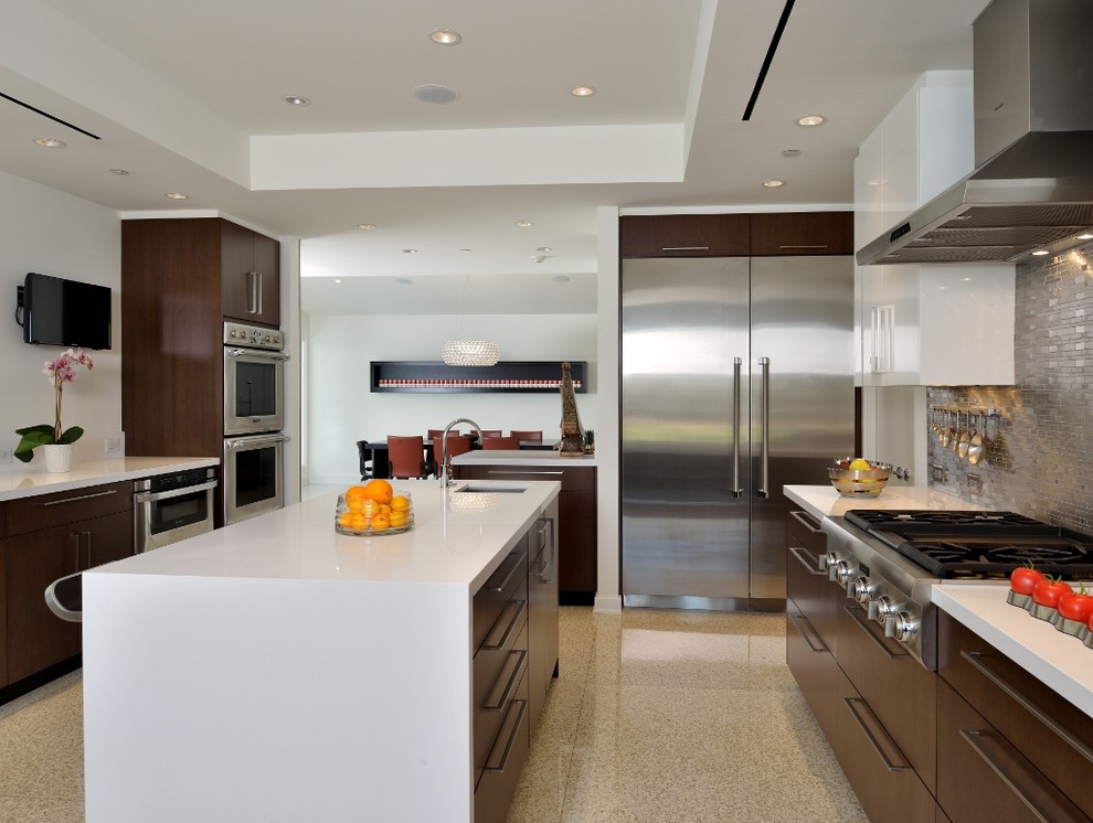 Foto de cocina minimalista con electrodomésticos de acero inoxidable