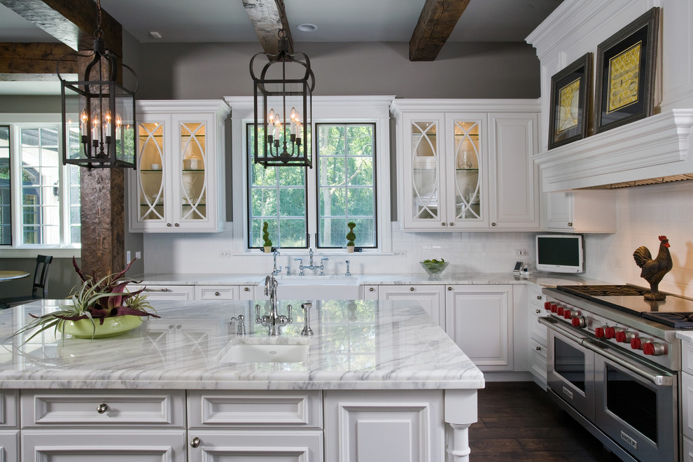 Bild på ett mycket stort vintage kök, med en rustik diskho, luckor med upphöjd panel, vita skåp, marmorbänkskiva, vitt stänkskydd, stänkskydd i keramik, integrerade vitvaror, mörkt trägolv och en köksö