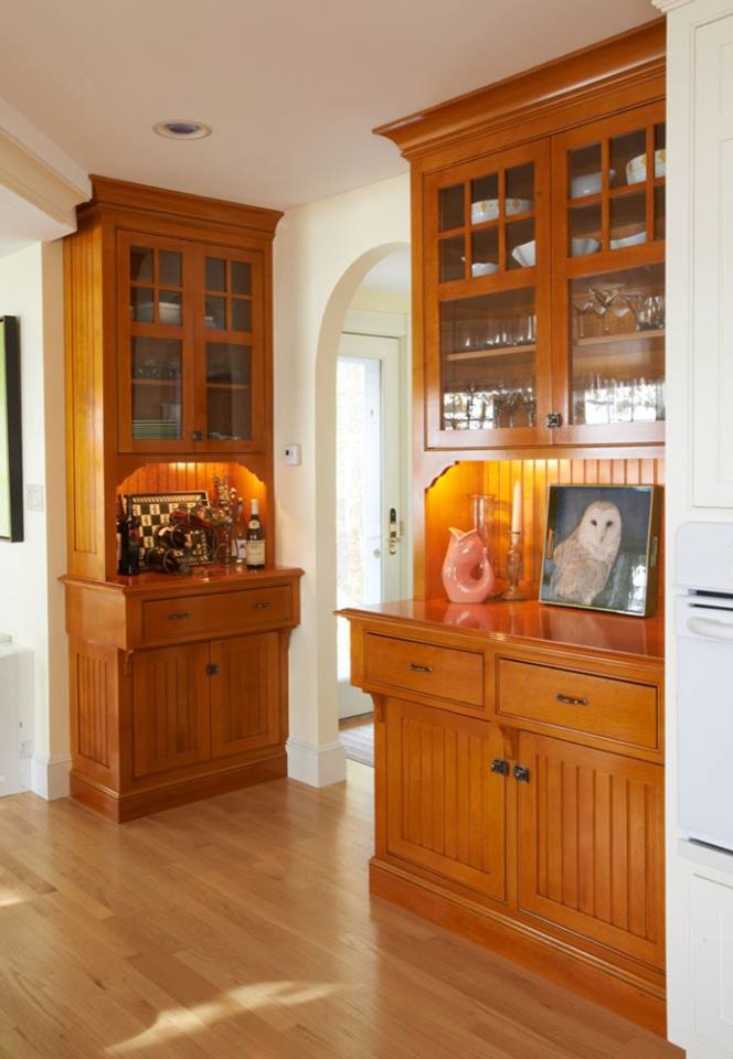 Esempio di una cucina chic di medie dimensioni con ante di vetro, ante in legno scuro, top in legno, paraspruzzi in legno e parquet chiaro