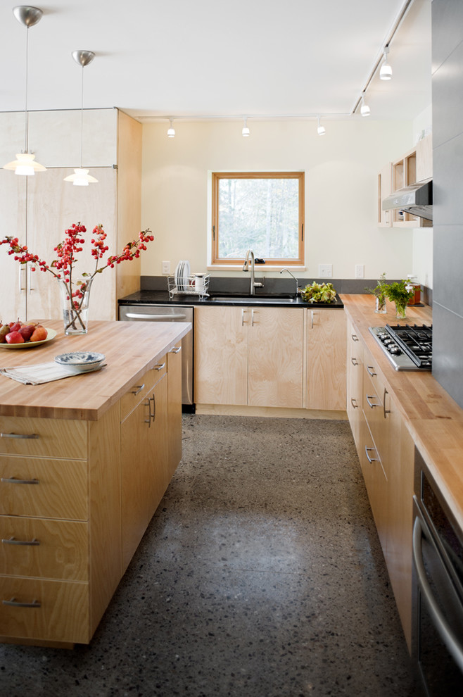 Стильный дизайн: угловая кухня в современном стиле с деревянной столешницей, плоскими фасадами, светлыми деревянными фасадами и техникой под мебельный фасад - последний тренд