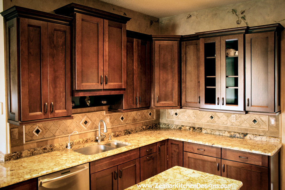 Bild på ett mellanstort vintage kök, med en undermonterad diskho, skåp i shakerstil, skåp i mörkt trä, granitbänkskiva, beige stänkskydd, stänkskydd i stenkakel, travertin golv och en köksö
