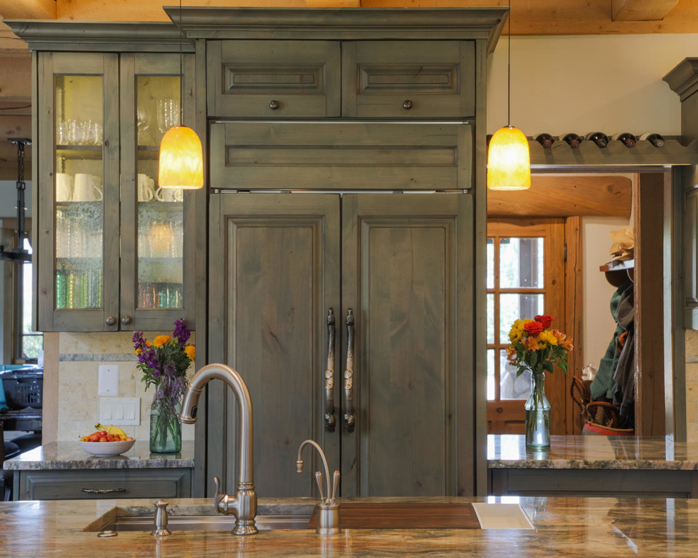 Rustik inredning av ett stort flerfärgad flerfärgat kök, med en undermonterad diskho, luckor med upphöjd panel, gröna skåp, granitbänkskiva, flerfärgad stänkskydd, stänkskydd i sten, integrerade vitvaror, tegelgolv, en köksö och orange golv
