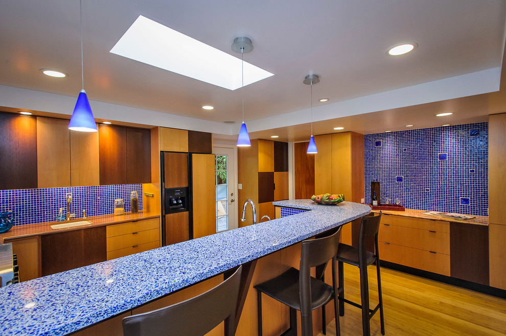 Inspiration för moderna blått kök, med släta luckor, blått stänkskydd och stänkskydd i mosaik