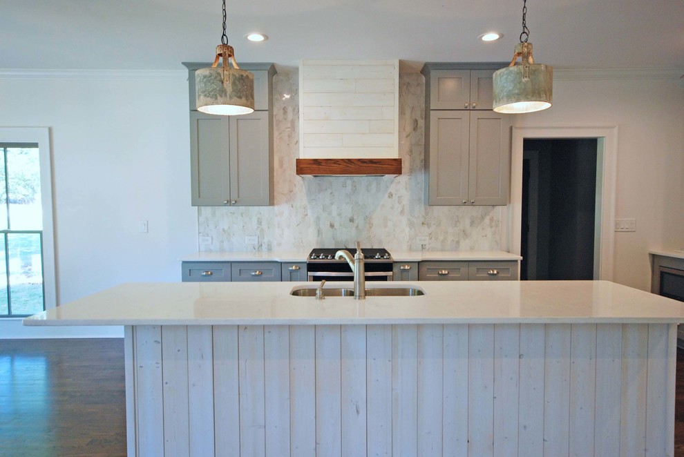 Landhaus Küche mit Schrankfronten im Shaker-Stil, grauen Schränken, Quarzit-Arbeitsplatte, Küchenrückwand in Weiß, Rückwand aus Marmor, dunklem Holzboden und weißer Arbeitsplatte in Atlanta