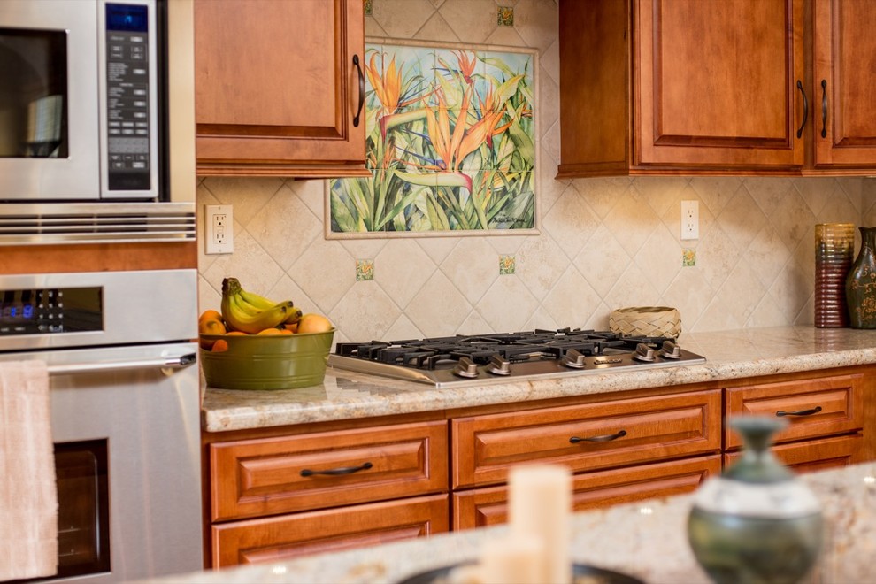 Immagine di una cucina classica con lavello a doppia vasca, ante con bugna sagomata, ante in legno scuro, top in granito, paraspruzzi multicolore e elettrodomestici in acciaio inossidabile