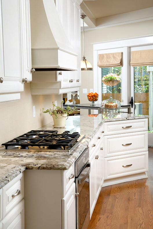 Design ideas for a classic kitchen in Tampa.