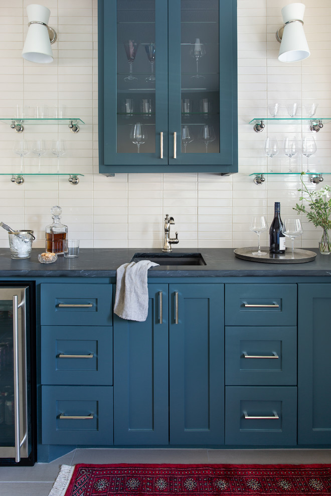 Immagine di una piccola cucina a L classica con lavello sottopiano, ante in stile shaker, ante blu, top in saponaria, paraspruzzi bianco, pavimento in legno massello medio, pavimento marrone e top nero