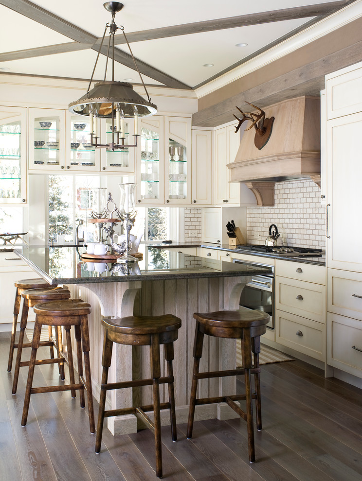 デンバーにあるトラディショナルスタイルのおしゃれなキッチン (落し込みパネル扉のキャビネット、白いキャビネット、パネルと同色の調理設備) の写真