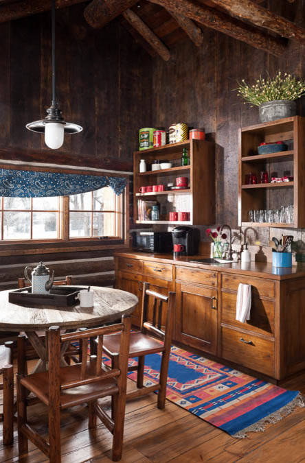 Foto på ett litet rustikt kök, med en nedsänkt diskho, luckor med infälld panel, bruna skåp, träbänkskiva, brunt stänkskydd, stänkskydd i trä och mellanmörkt trägolv