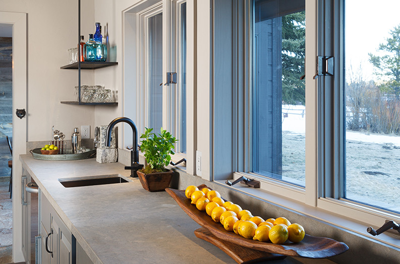 Foto på ett mellanstort lantligt kök och matrum, med en enkel diskho och luckor med upphöjd panel