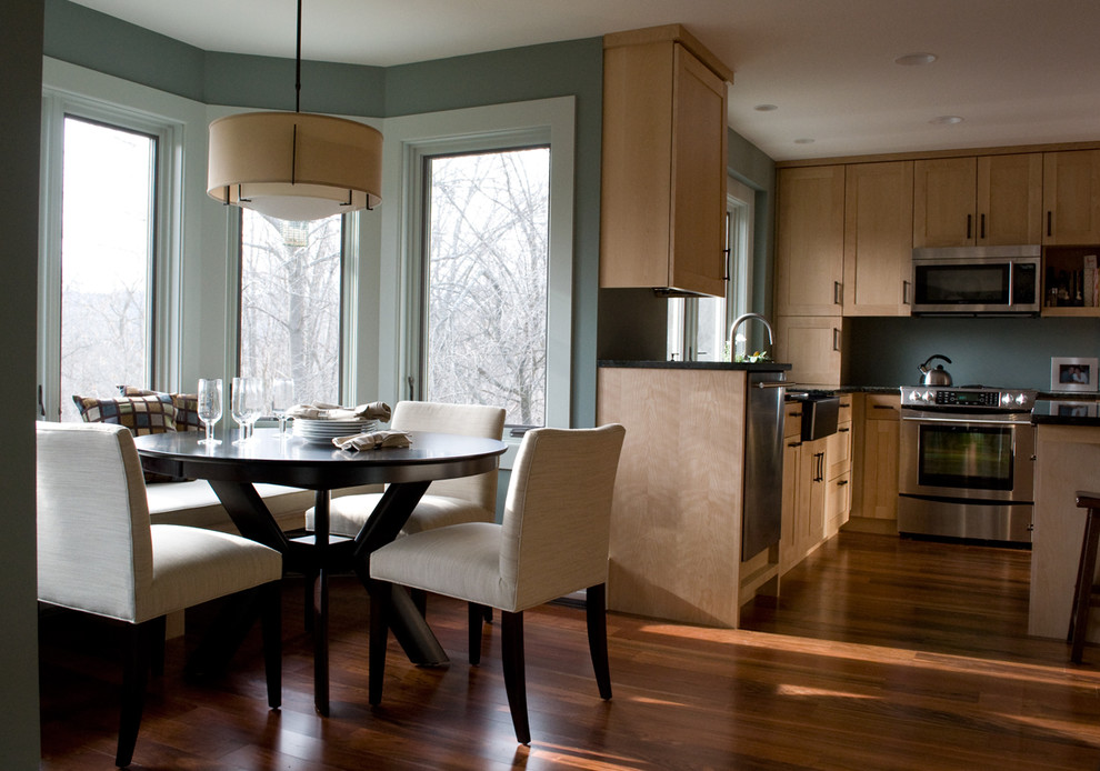 Mittelgroße Moderne Wohnküche in U-Form mit Landhausspüle, Schrankfronten im Shaker-Stil, hellen Holzschränken, Granit-Arbeitsplatte, Küchengeräten aus Edelstahl und Kücheninsel in Burlington